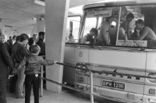 Dworzec PKS w Lublinie - pasażerowie wsiadający do autobusu