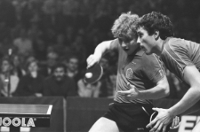 Przeciwnicy Andrzeja Grubby i Leszka Kucharskiego w czasie międzynarodowego meczu tenisa stołowego w Lublinie