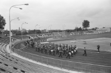Międzynarodowe zawody sportowe na stadionie miejskim w Lublinie - występ orkiestry wojskowej