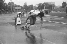 Konkurs bieg&oacute;w na stadionie miejskim w Lublinie - wyjście z blok&oacute;w startowych