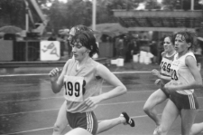 Konkurs bieg&oacute;w kobiet na stadionie miejskim w Lublinie podczas deszczu