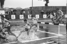 Konkurs bieg&oacute;w długodystansowych na stadionie miejskim w Lublinie - pokonywanie przeszkody w deszczu