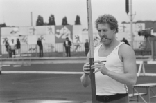 Międzynarodowe zawody sportowe na stadionie miejskim w Lublinie - Władysław Kozakiewicz szykujący się do skoku o tyczce