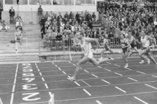 Międzynarodowe zawody sportowe na stadionie miejskim w Lublinie - sprinterzy na finiszu