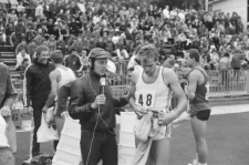 Międzynarodowe zawody sportowe na stadionie miejskim w Lublinie - Włodzimierz Szaranowicz prowadzący wywiad