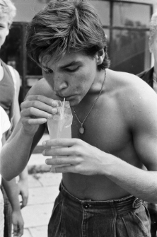 Konkurs picia napoj&oacute;w z worka na basenie WOSiR w Lublinie