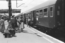 Dworzec PKP w Lublinie - pasażerowie wsiadający do pociągu