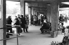 Dworzec PKS w Lublinie - pasażerowie oczekujący na peronie