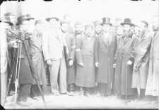 Grupa mężczyzn z fotografem