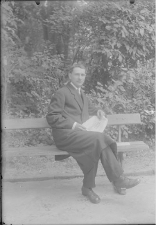 Man sitting on a bench in the Saski Garden
