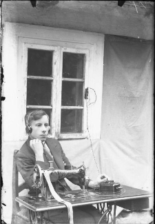 Krawiec słuchający radia