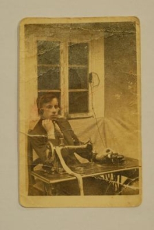 Krawiec słuchający radia