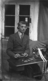 Krawiec słuchający radia