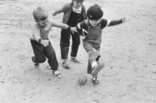 Dzieci grające w piłkę