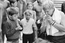 Konkurs picia napoj&oacute;w z worka na basenie WOSiR w Lublinie