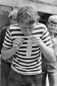 Konkurs picia napoj&oacute;w z worka na basenie WOSiR w Lublinie