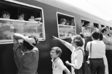 Pasażerowie wsiadający do pociągu na dworcu PKP w Lublinie