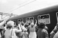Pasażerowie wsiadający do pociągu na dworcu PKP w Lublinie
