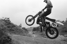 Zawody motocrossowe na G&oacute;rkach Czechowskich w Lublinie - zawodnik z numerem 144