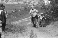 Zawody motocrossowe na G&oacute;rkach Czechowskich w Lublinie - podjazd uczestnik&oacute;w na wzniesienie