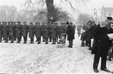 Skan Negatywu, 1 - 30 Składanie wieńc&oacute;w przedpomnikami na pLacu Litewskim w 65 rocznicę powstania Armii Radzieckiej