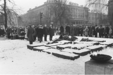 Skan Negatywu, 1 - 30 Składanie wieńc&oacute;w przedpomnikami na pLacu Litewskim w 65 rocznicę powstania Armii Radzieckiej