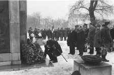 Skan Negatywu, 1 - 30 Składanie wieńc&oacute;w przedpomnikami na pLacu Litewskim w 65 rocznicę powstania Armii Radzieckiej