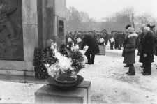 Skan Negatywu, 1 - 30 Składanie wieńców przedpomnikami na pLacu Litewskim w 65 rocznicę powstania Armii Radzieckiej