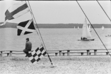 Nad Zalewem Zemborzyckim w Lublinie - widok na wodę poprzez chorągiewki marynistyczne