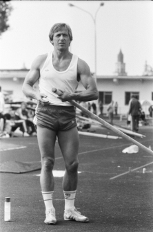 Mistrzostwa Polski w lekkoatletyce na stadionie miejskim w Lublinie - skok o tyczce, przygotowania zawodnika do rozbiegu