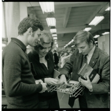 Skan Negatywu, 1 - 2 Zakłady Radiowe im. Marcina Kasprzaka filia w Lubartowie, 1 - 2 Na zdjęciu inż..in. Zdzislaw Slusarek,Elżbieta Woźniak,Zbigniew Sieduszewski. Cała trojka czuwa nad produkcją magnetofonu kasetowego MK- 122. 8 - 8 Kontrola magnetofonu MK-122 przy pracy Bożena Jarosz, 10 - 10 Montaż podzespoł&oacute;w do magnetofonu Mk - 122. Przy pracy J&oacute;zefa Gryzio