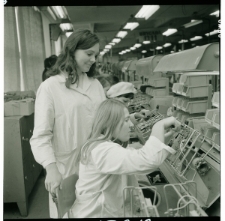 Skan Negatywu, 1 - 2 Zakłady Radiowe im. Marcina Kasprzaka filia w Lubartowie, 1 - 2 Na zdjęciu inż..in. Zdzislaw Slusarek,Elżbieta Woźniak,Zbigniew Sieduszewski. Cała trojka czuwa nad produkcją magnetofonu kasetowego MK- 122. 8 - 8 Kontrola magnetofonu MK-122 przy pracy Bożena Jarosz, 10 - 10 Montaż podzespoł&oacute;w do magnetofonu Mk - 122. Przy pracy J&oacute;zefa Gryzio