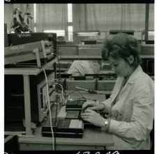 Skan Negatywu, 1 - 2 Zakłady Radiowe im. Marcina Kasprzaka filia w Lubartowie, 1 - 2 Na zdjęciu inż..in. Zdzislaw Slusarek,Elżbieta Woźniak,Zbigniew Sieduszewski. Cała trojka czuwa nad produkcją magnetofonu kasetowego MK- 122. 8 - 8 Kontrola magnetofonu MK-122 przy pracy Bożena Jarosz, 10 - 10 Montaż podzespoł&oacute;w do magnetofonu Mk - 122. Przy pracy J&oacute;zefa Gryzio