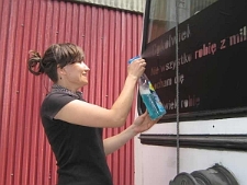 Alicja Magiera maluje trolejbus festiwalowy