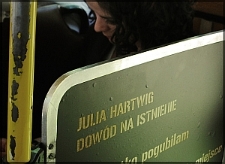 Wnętrze trolejbusu Miasta Poezji z wierszem Julii Hartwig