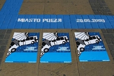 Plakaty festiwalowe na trotuarze
