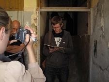 Mieszkanie Poezji u Rafała Kozińskiego. J&oacute;zef Szopiński czyta wiersze