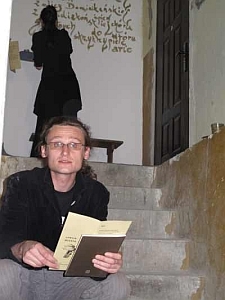 Mieszkanie Poezji u Rafała Kozińskiego. Adam Marczuk czyta poezję