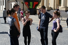 St&oacute;ł Poezji na Placu Łokietka