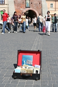 St&oacute;ł Poezji na Placu Łokietka