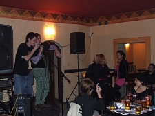 Slam poetycki. Anonim i Kuba Węgrzyn podczas występu