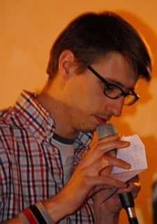 Kuba Przybyłowski na slamie poetyckim