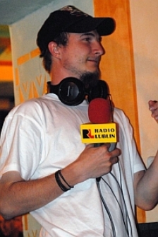 Błażej Kozicki na koncercie poezji śpiewanej w Kabaret Cafe