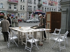 St&oacute;ł Poezji przy Parku Saskim