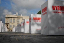 Urny wyborcze - instalacja w 20 rocznicę 4 czerwca 1989