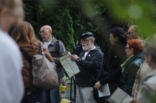 Tomasz Pietrasiewicz, Karol Becker w miejscu poch&oacute;wku poety - J&oacute;zefa Czechowicza