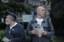 Karol Becker oraz Tomasz Pietrasiewicz podczas cyklicznego wydarzenia "Spacer z Czechowiczem" w 2014 r.