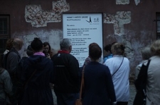 Uczestnicy spaceru czytają fragment "poematu"