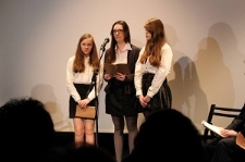 Uczennice Gimnazjum nr. 19 odczytują fragment poezji J&oacute;zefa Czechowicza