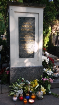 Tablica poświęcona pamięci Roberta Kuwałka na cmentarzu przy ul. Lipowej